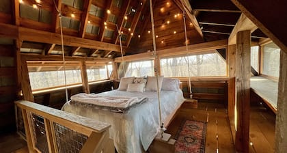 Rustic Cozy Cabin, 20 minutes from Downtown Nashville! 30 day minimum stay