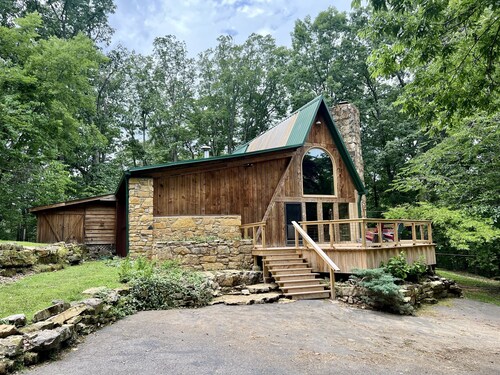 Rustic Cozy Cabin, 20 minutes from Downtown Nashville!  30 day minimum stay