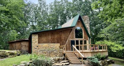 Rustic Cozy Cabin, 20 minutes from Downtown Nashville! 30 day minimum stay