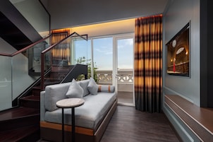 Premium bedding, in-room safe, individually decorated