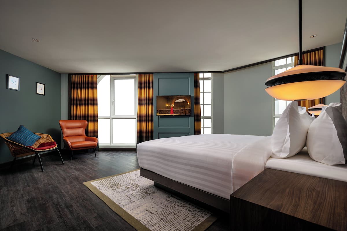 Premier Executive Suite | 1 bedroom, premium bedding, in-room safe, individually decorated