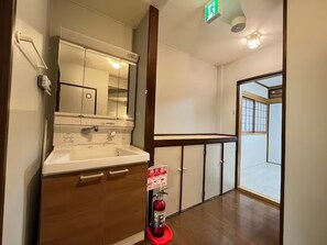 Free toiletries, hair dryer, towels, shampoo - Residential House Abeno House (Osaka)