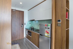 Lemari es besar, microwave, kompor, dan ketel listrik