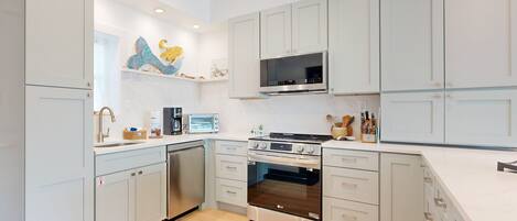 Frigorifero, microonde, forno, piano cottura