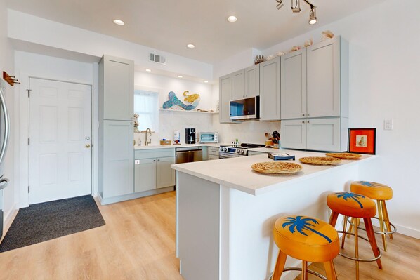 Refrigerador, microondas, horno, placa de cocina