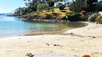 Rannalla, rantapyyhkeitä