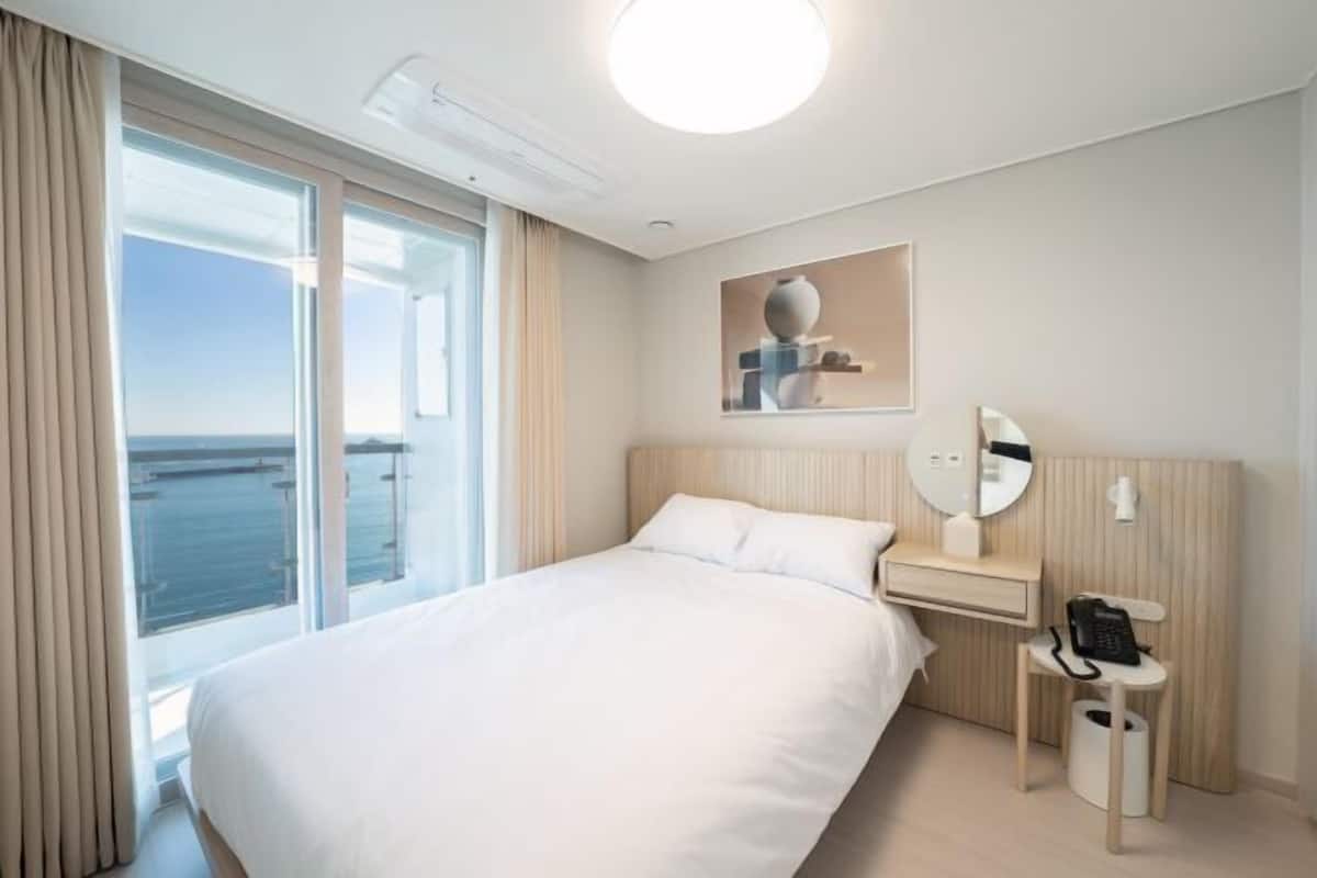 Blackout drapes, WiFi (free), individually furnished