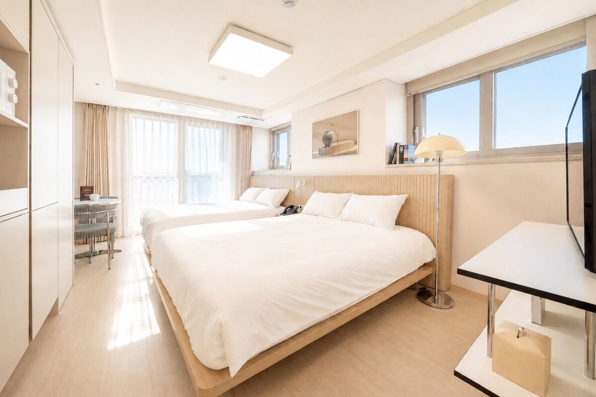 Cortinas blackout, wifi gratis y muebles diferentes 