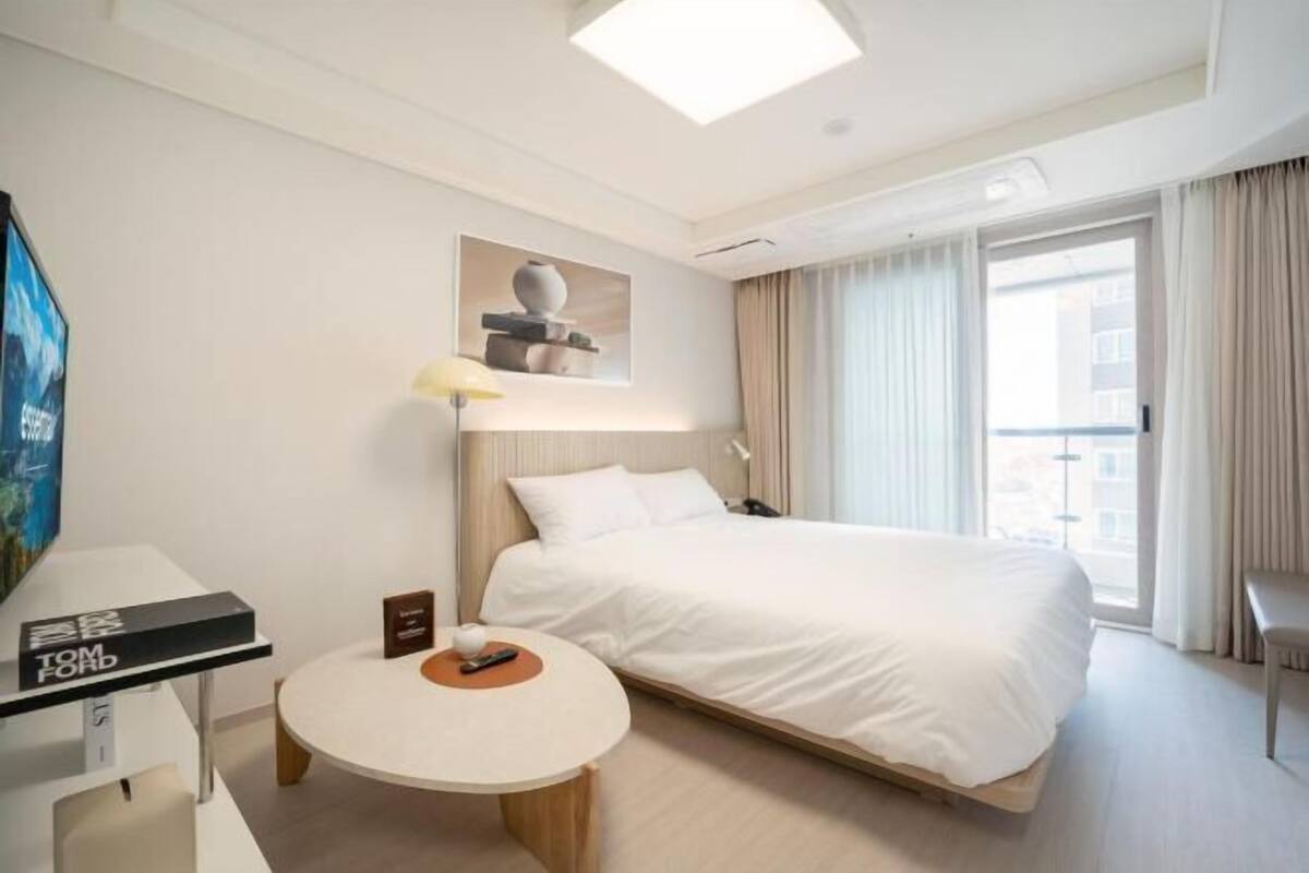 Premium bedding, individually furnished, blackout drapes, free WiFi