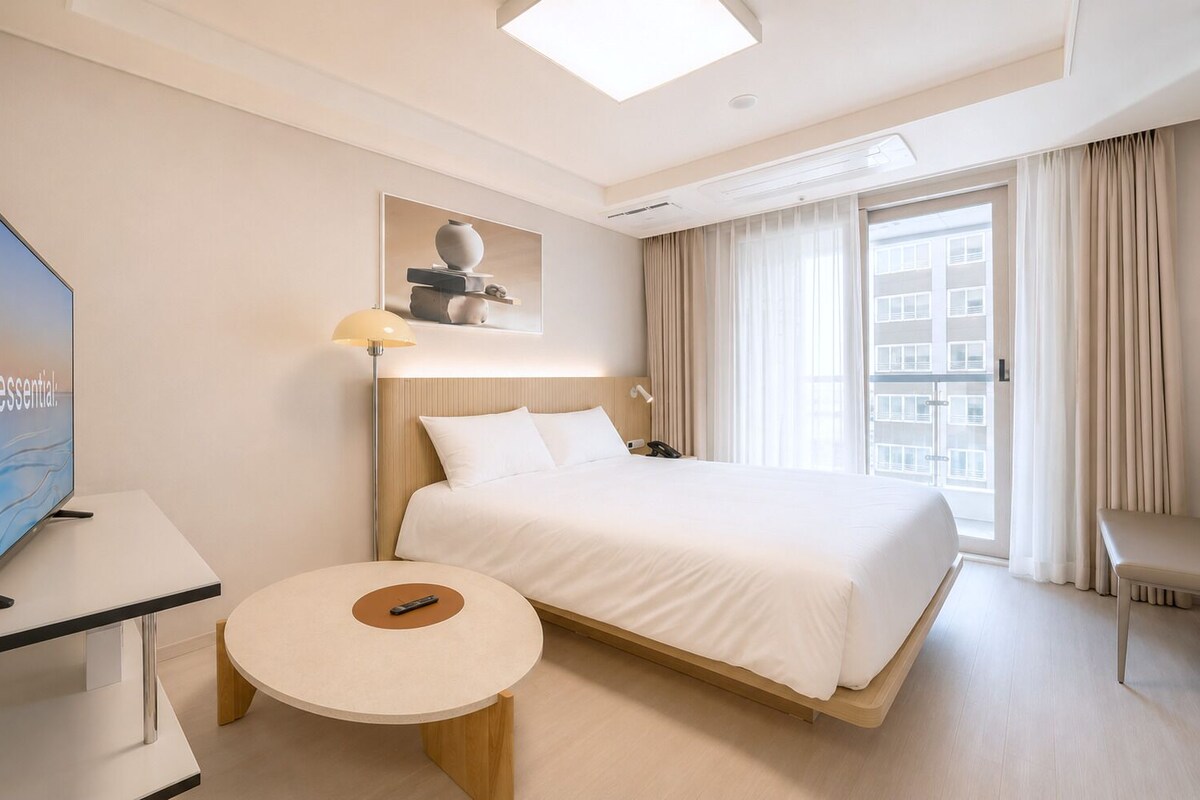 Cortinas opacas, wifi gratis, mobiliario individual