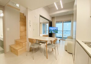 C-1 type. FLAT Royal SUITE OCEAN VIEW | 고급 침구, 각각 다르게 가구 비치, 암막 커튼, 무료 WiFi