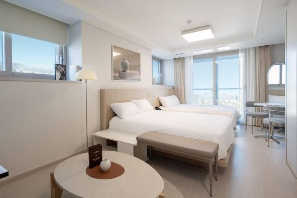 Blackout drapes, WiFi (free), individually furnished