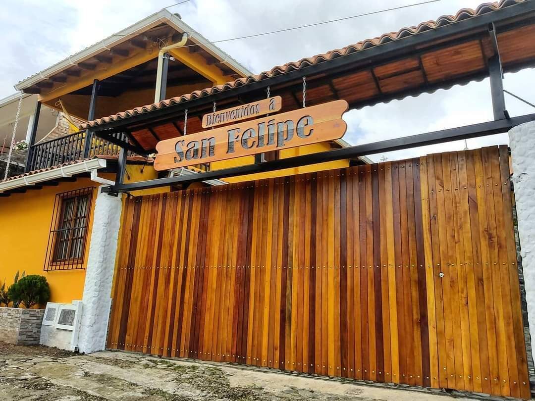 Una verja de madera con un letrero que dice 'Bienvenidos a San Felipe'.