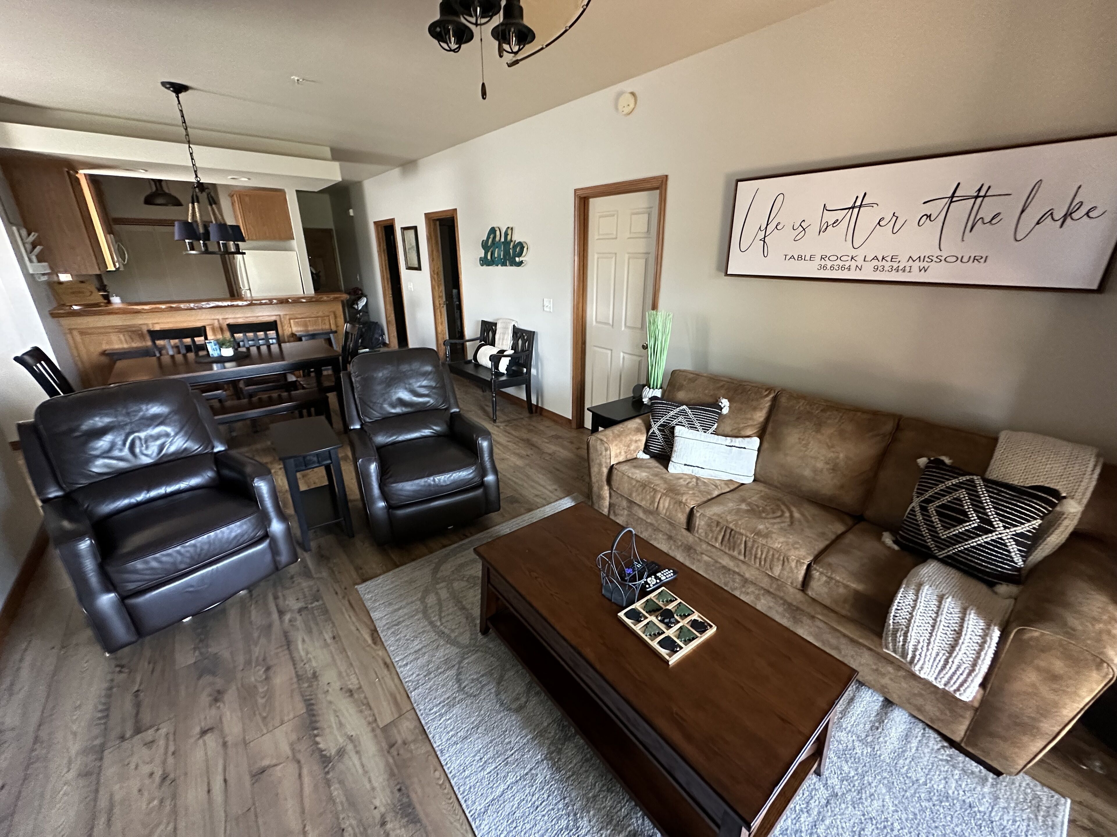 Älytelevisio, takka, DVD-soitin, videokirjasto