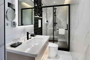 Quarto solteiro básico | Banheiro | Chuveiro, produtos de toalete grátis, secador de cabelo