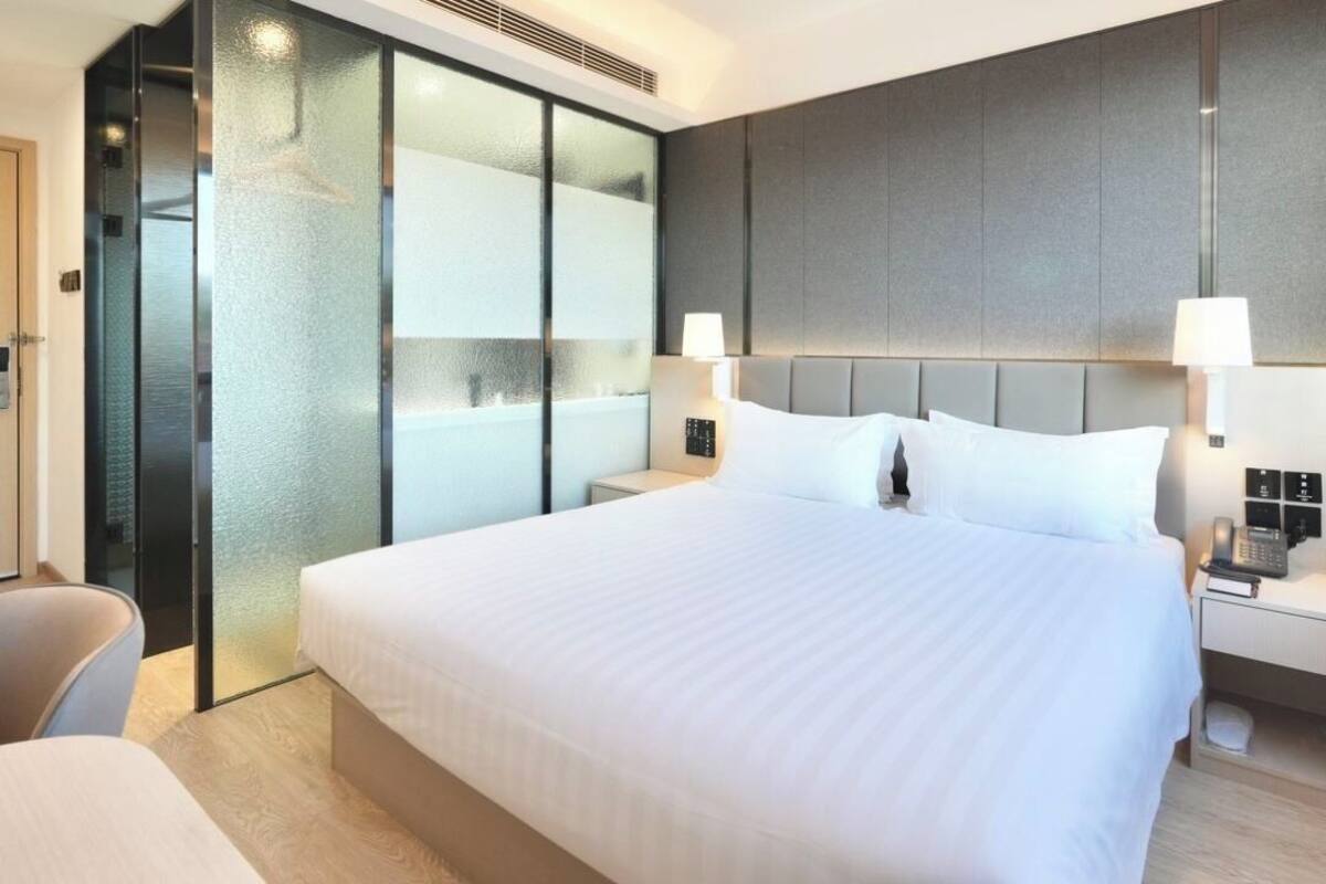 1 habitación, escritorio y espacio para trabajar con laptop