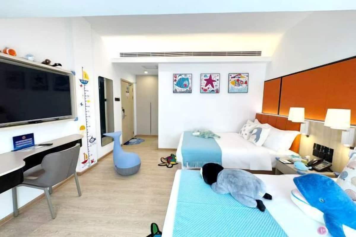 Escritorio, espacio para trabajar con laptop y cortinas blackout