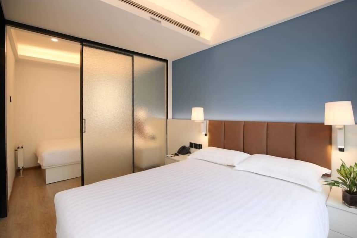 Escritorio, espacio para trabajar con laptop y cortinas blackout 