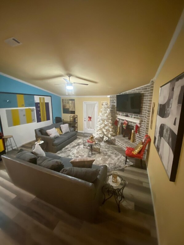 TV, fireplace, stereo - Charming 3 Bed 2 Bath Home in NE San Antonio (Converse)