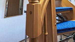 Eine Holztreppe mit blauen Stufen und einem Geländer.