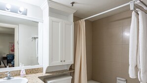 Un baño con lavabo, inodoro y bañera.
