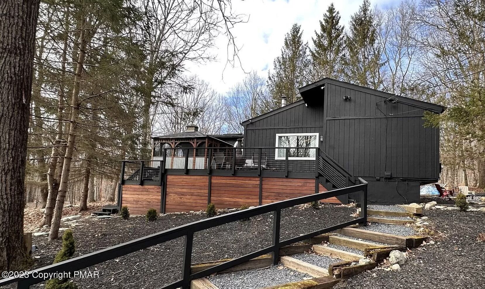 Modern ranch-style Bushkill home near all 4 season activities. Pet-friendly!