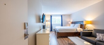 Deluxe King bed in Saint-Sauveur