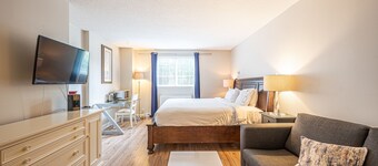 Deluxe King bed in Saint-Sauveur