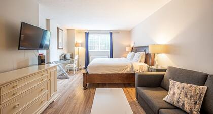 Deluxe King bed in Saint-Sauveur