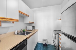 Fridge, oven, dishwasher, coffee/tea maker