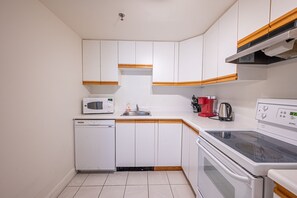 Fridge, oven, dishwasher, coffee/tea maker - Studio cuisine le Domaine à Saint-Sauveur (Saint-sauveur)