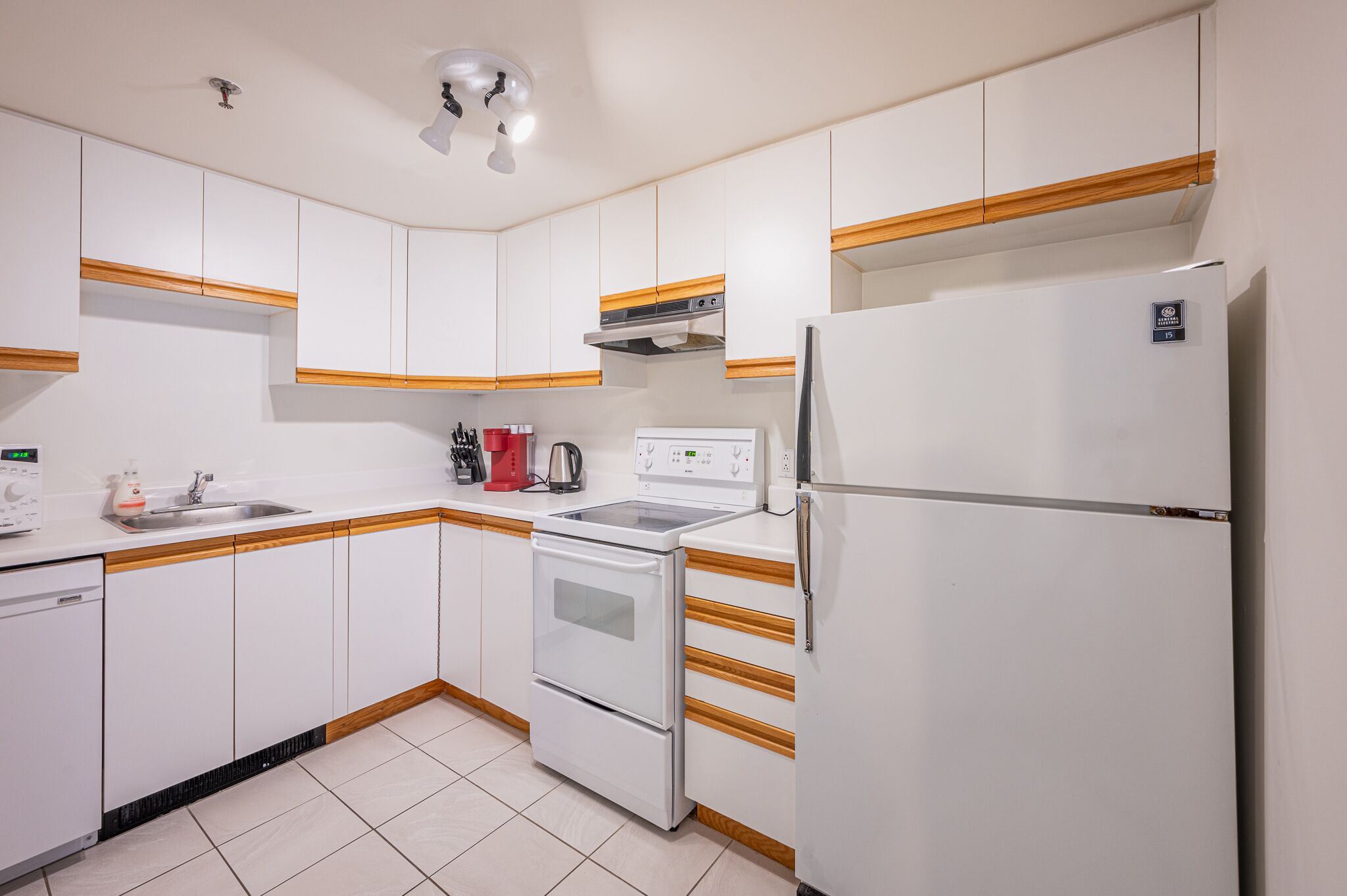 Refrigerador, horno, lavavajillas y cafetera y tetera 