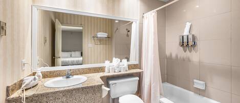 Un baño moderno con lavamanos, inodoro y bañera.