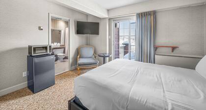 Hotel room le Domaine Queen bed