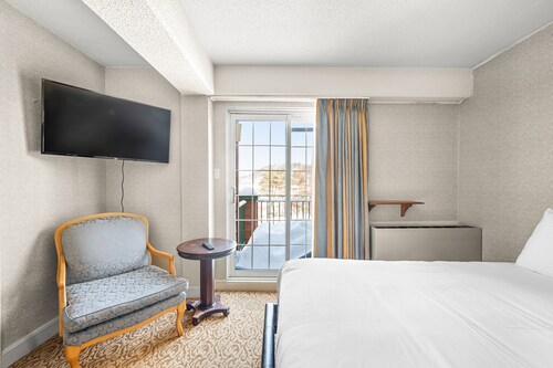 Hotel room le Domaine Queen bed