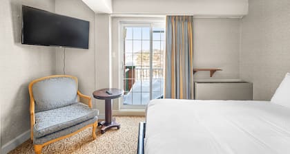 Hotel room le Domaine Queen bed