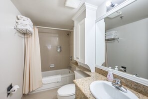 Combined shower/bathtub, hair dryer, towels