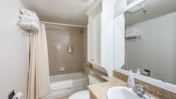 Een haardroger, handdoeken