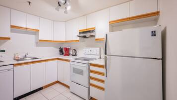 Fridge, oven, dishwasher, coffee/tea maker