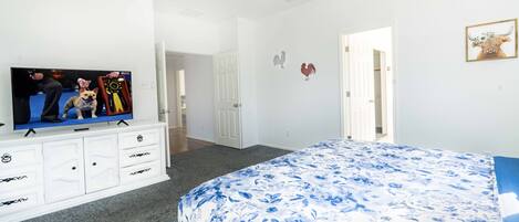 4 bedrooms, iron/ironing board, WiFi, bed sheets