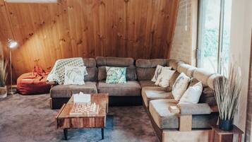 TV connectée, lecteur de DVD, livres, chaßne hi-fi