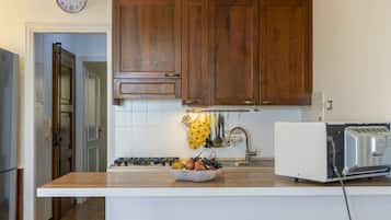 Fridge, cookware/dishes/utensils