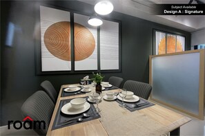 Signature Two Bedroom | Essbereich im Zimmer