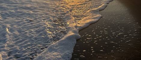 Ubicación cercana a la playa y arena negra