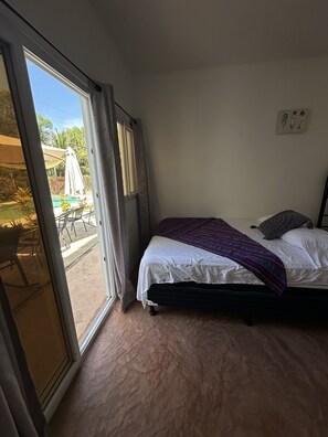 Basic Quadruple Room | Bed sheets - Blü wave (Sipacate)