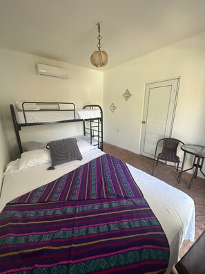 Basic Quadruple Room | Bed sheets - Blü wave (Sipacate)