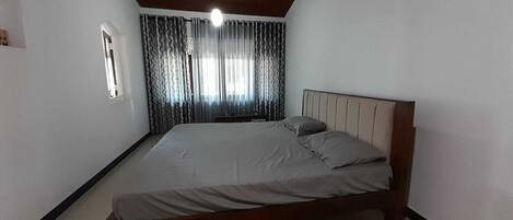 2 quartos, ferros/tábuas de passar roupa, Wi-Fi, roupa de cama