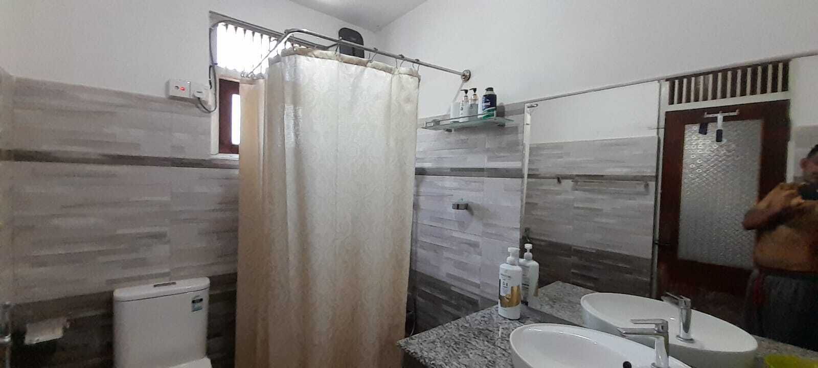 Secador de pelo, toallas, jabón y champú