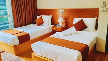 Kahden hengen deluxe-huone | Ylelliset vuodevaatteet, Select Comfort -patjalliset sängyt