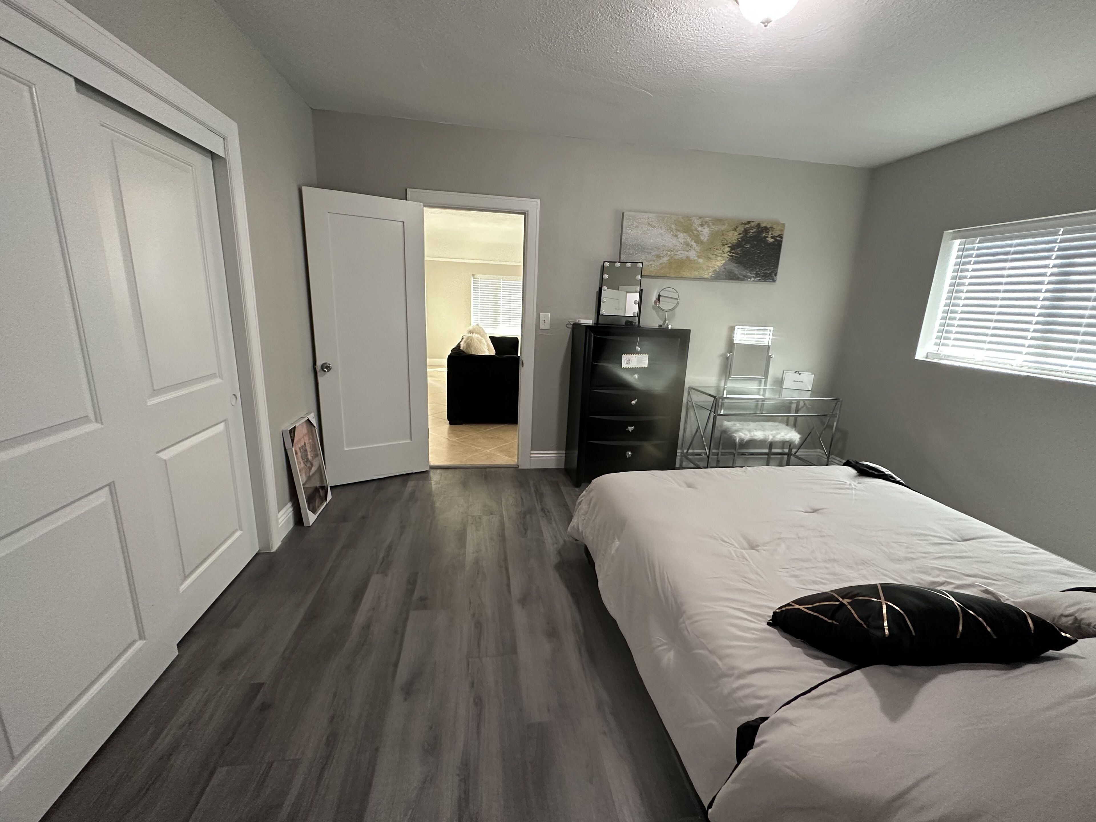 3 habitaciones, escritorio, tabla de planchar con plancha y wifi 